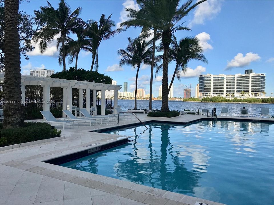 For Sale: $469,000 (2 beds, 2 baths, 1077 Square Feet)