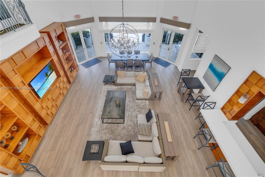 For Sale: $469,000 (2 beds, 2 baths, 1077 Square Feet)