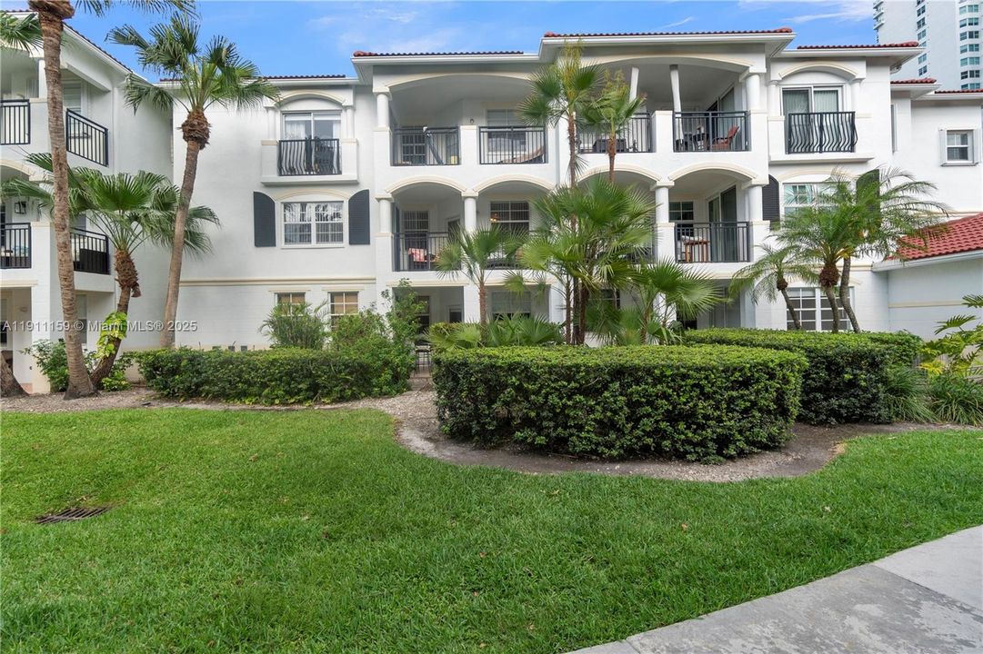 For Sale: $469,000 (2 beds, 2 baths, 1077 Square Feet)