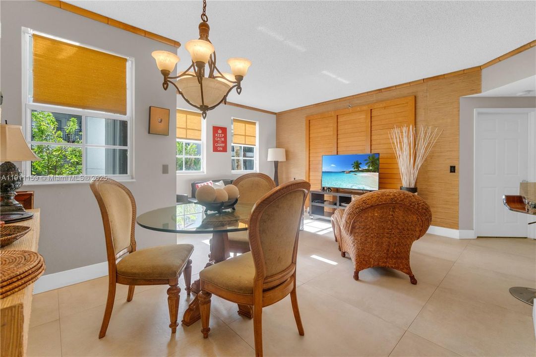 For Sale: $469,000 (2 beds, 2 baths, 1077 Square Feet)