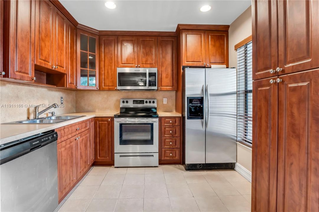 Под контрактом: $250,000 (2 спален, 2 ванн, 880 Квадратных фут)