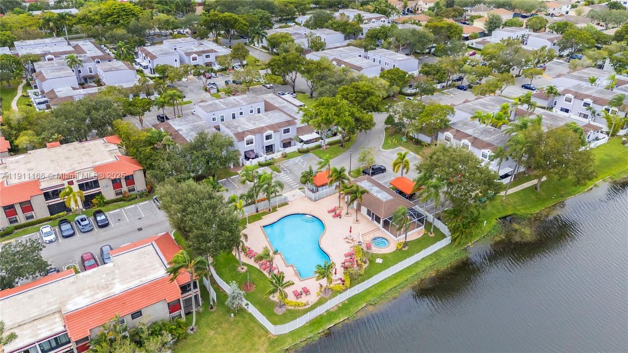 Под контрактом: $250,000 (2 спален, 2 ванн, 880 Квадратных фут)