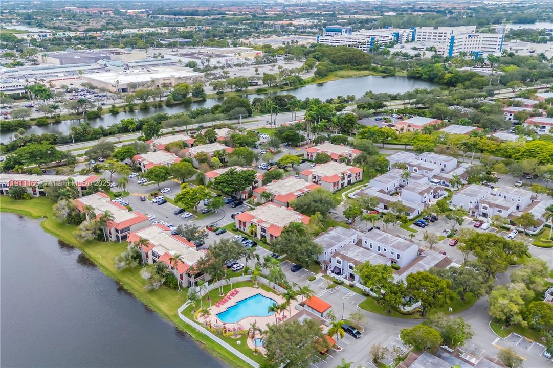 Под контрактом: $250,000 (2 спален, 2 ванн, 880 Квадратных фут)