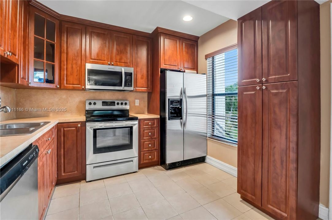 Под контрактом: $250,000 (2 спален, 2 ванн, 880 Квадратных фут)