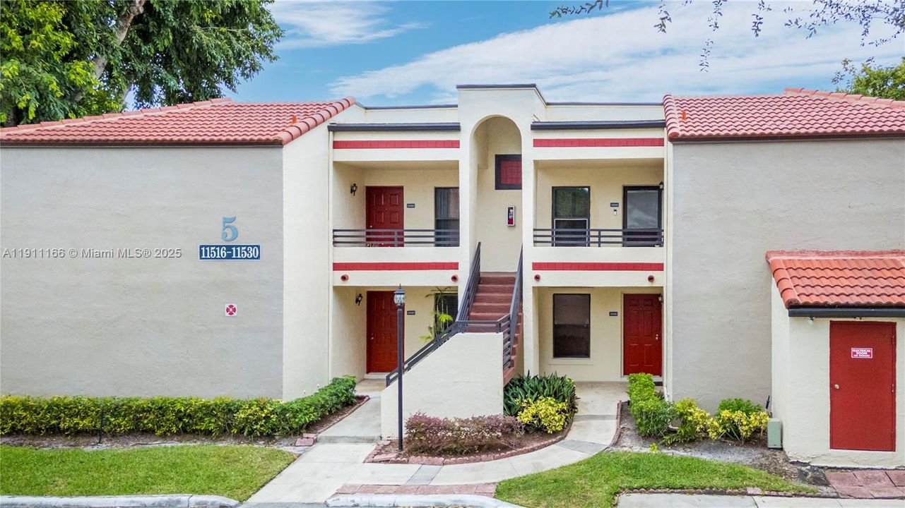 Под контрактом: $250,000 (2 спален, 2 ванн, 880 Квадратных фут)