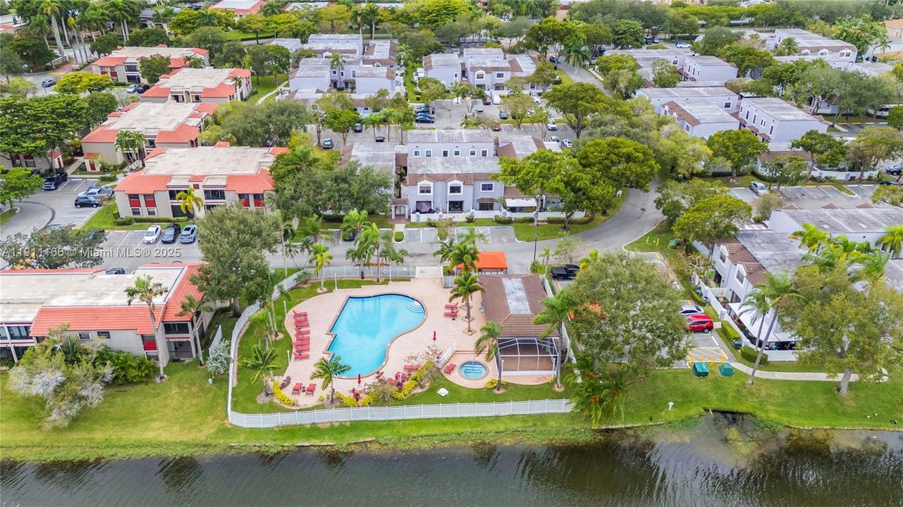 Под контрактом: $250,000 (2 спален, 2 ванн, 880 Квадратных фут)