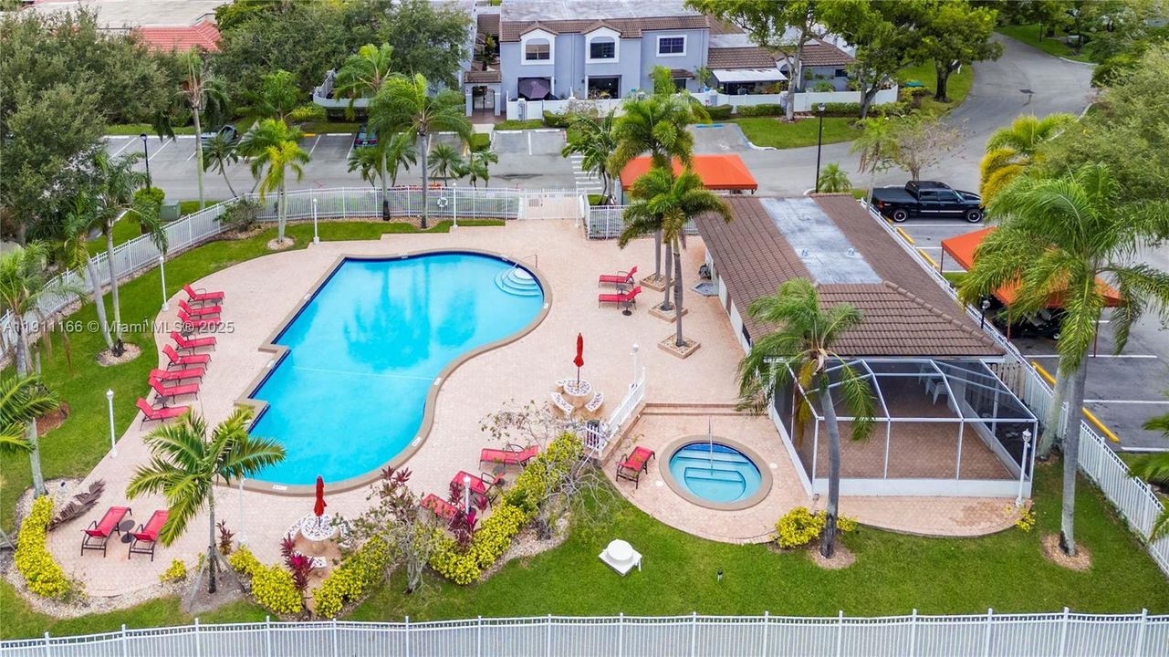 Под контрактом: $250,000 (2 спален, 2 ванн, 880 Квадратных фут)