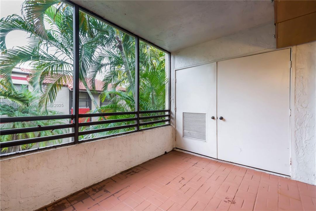 Под контрактом: $250,000 (2 спален, 2 ванн, 880 Квадратных фут)