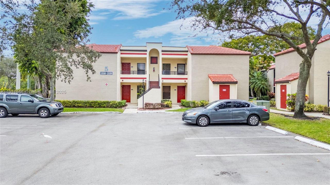 Под контрактом: $250,000 (2 спален, 2 ванн, 880 Квадратных фут)