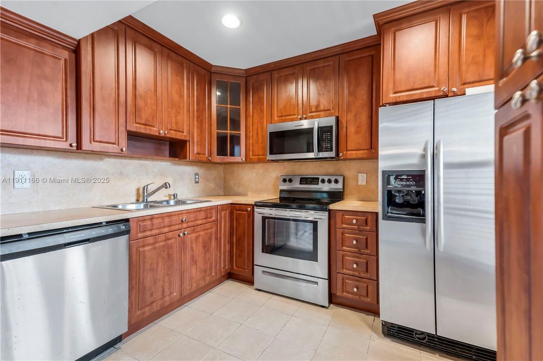 Под контрактом: $250,000 (2 спален, 2 ванн, 880 Квадратных фут)