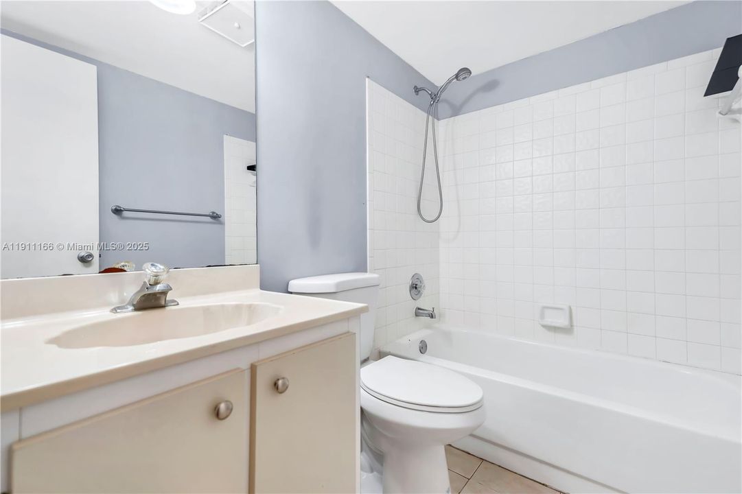 Под контрактом: $250,000 (2 спален, 2 ванн, 880 Квадратных фут)