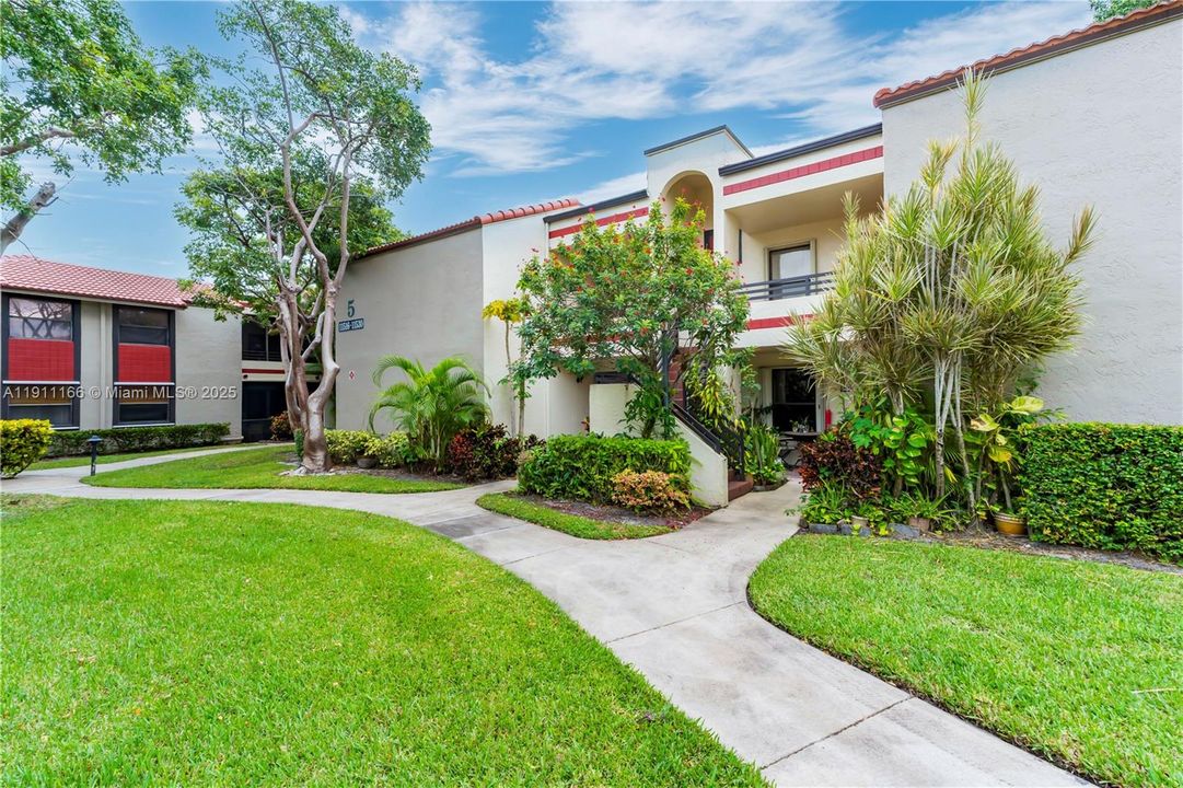 Под контрактом: $250,000 (2 спален, 2 ванн, 880 Квадратных фут)