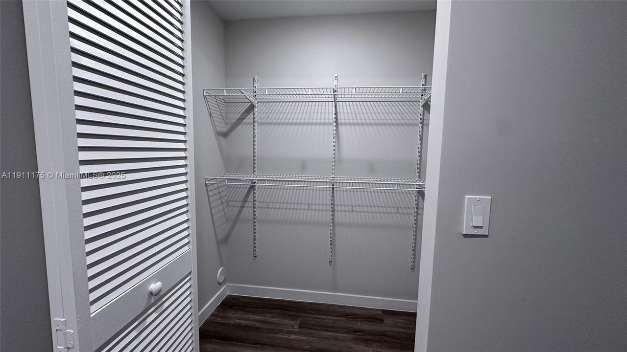 合同活跃: $1,594 (2 贝兹, 2 浴室, 918 平方英尺)