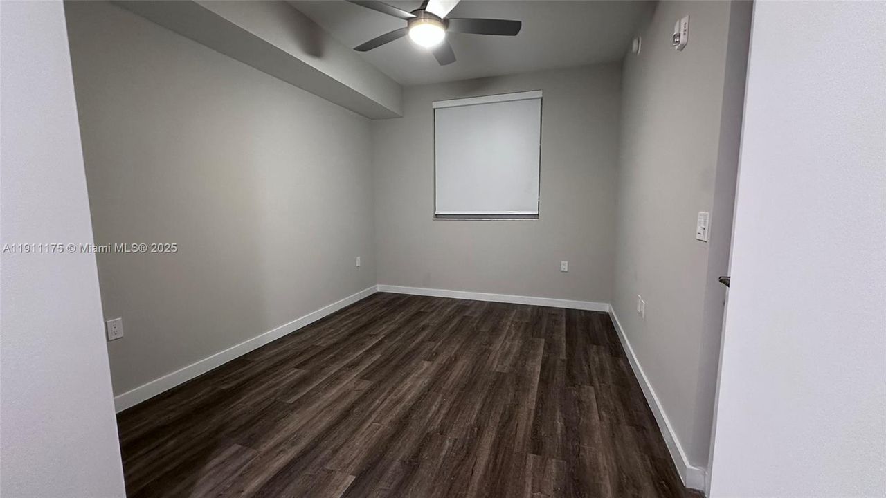 合同活跃: $1,594 (2 贝兹, 2 浴室, 918 平方英尺)