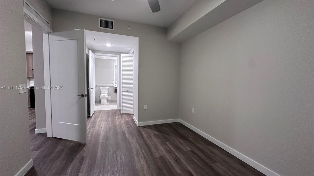 合同活跃: $1,594 (2 贝兹, 2 浴室, 918 平方英尺)