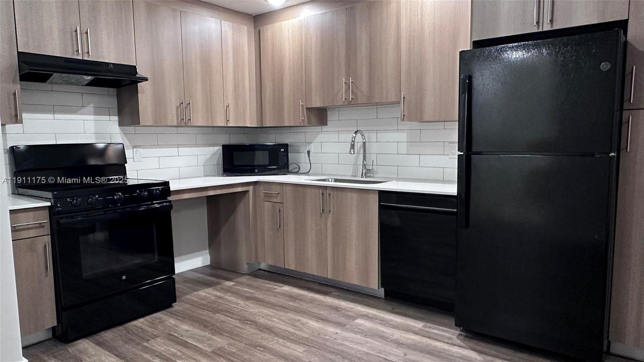 合同活跃: $1,594 (2 贝兹, 2 浴室, 918 平方英尺)