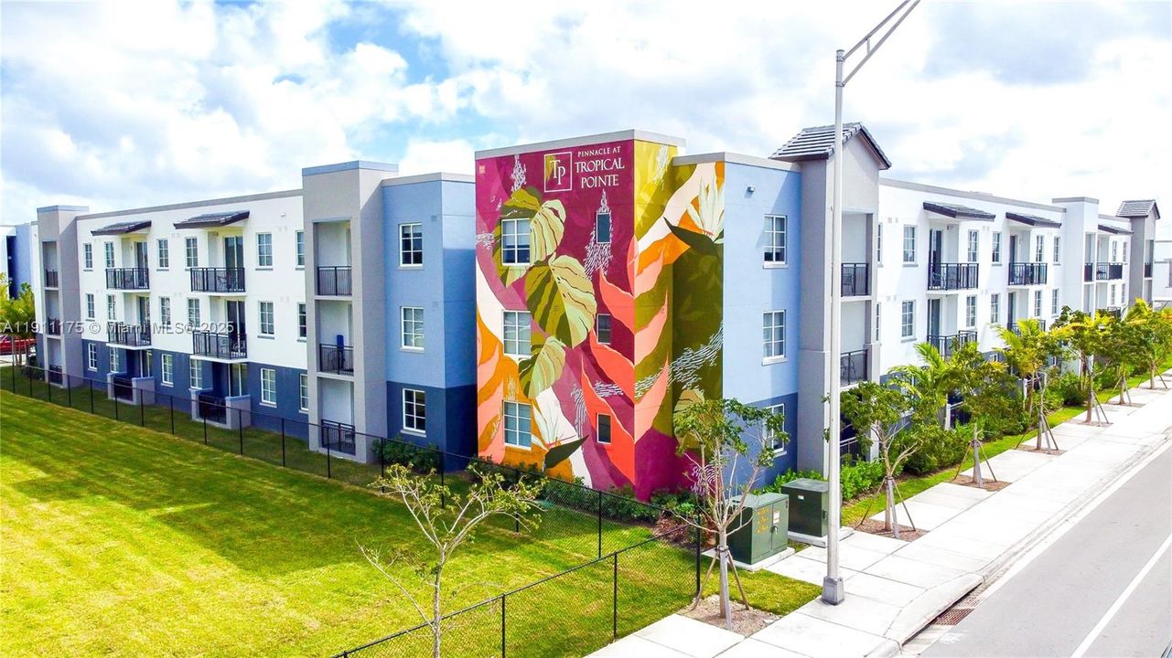 合同活跃: $1,594 (2 贝兹, 2 浴室, 918 平方英尺)