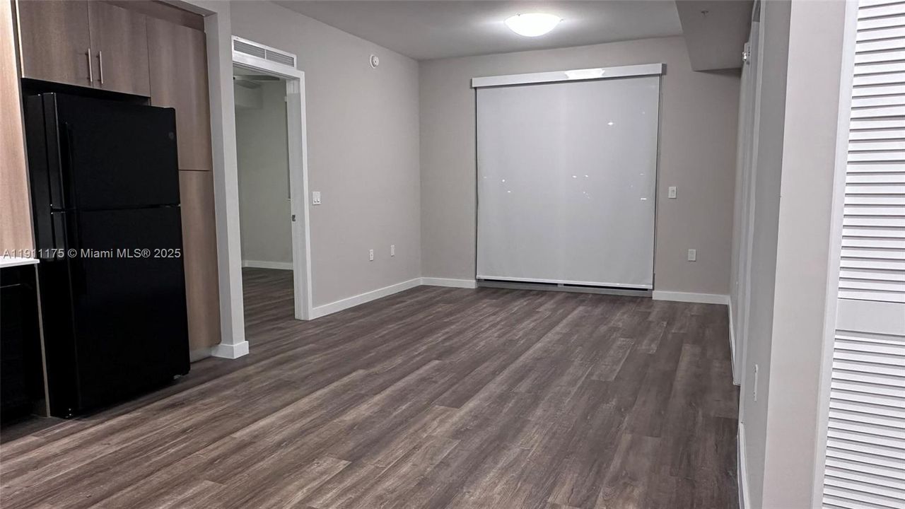 合同活跃: $1,594 (2 贝兹, 2 浴室, 918 平方英尺)