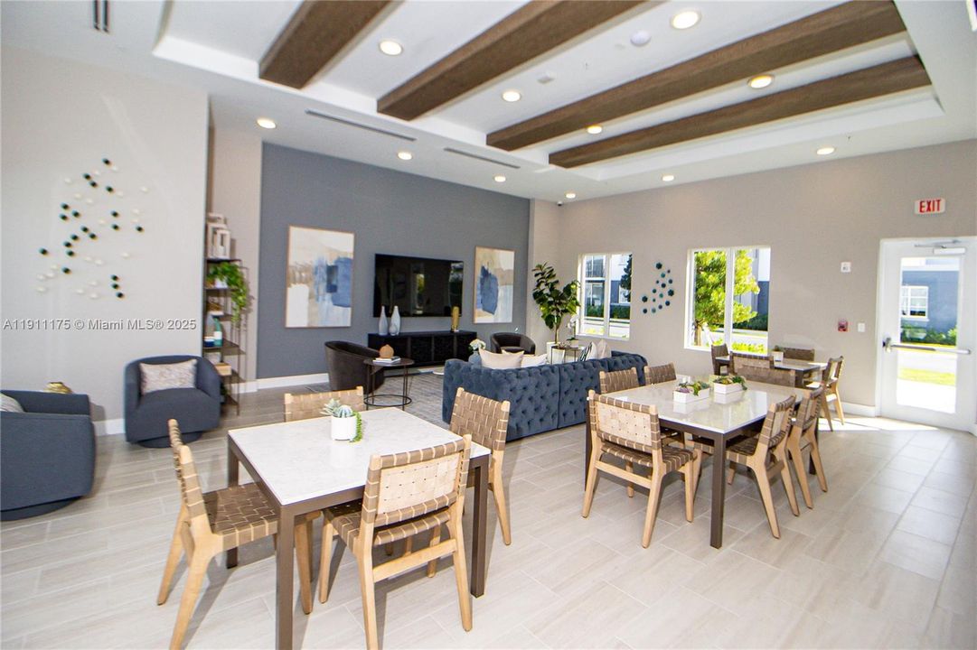 合同活跃: $1,594 (2 贝兹, 2 浴室, 918 平方英尺)