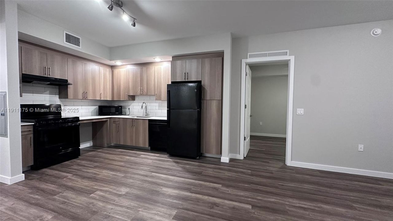 合同活跃: $1,594 (2 贝兹, 2 浴室, 918 平方英尺)