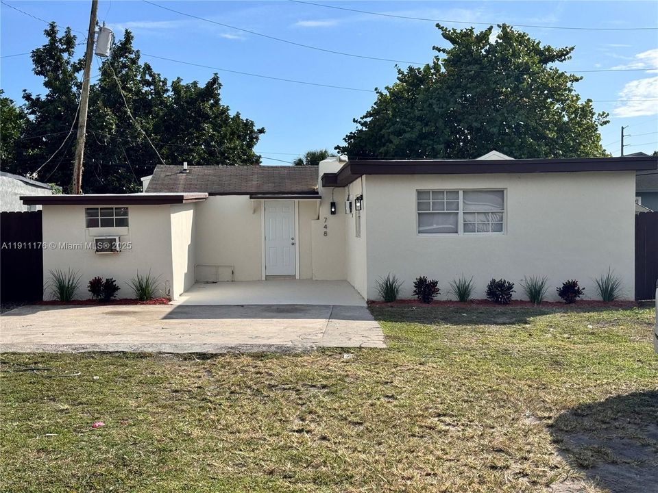 合同活跃: $499,000 (3 贝兹, 2 浴室, 936 平方英尺)