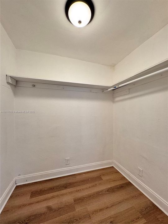 合同活跃: $499,000 (3 贝兹, 2 浴室, 936 平方英尺)