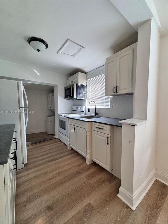 合同活跃: $499,000 (3 贝兹, 2 浴室, 936 平方英尺)