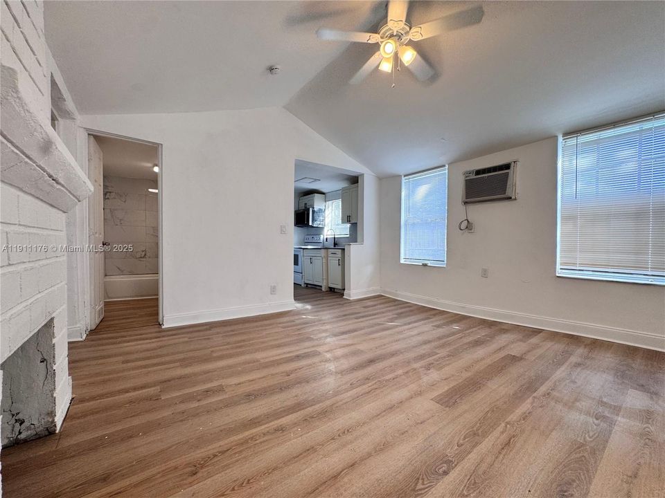 合同活跃: $499,000 (3 贝兹, 2 浴室, 936 平方英尺)