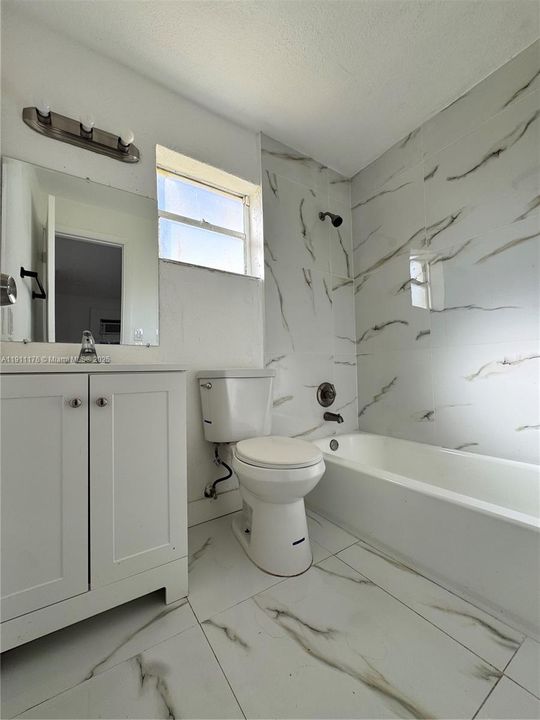 合同活跃: $499,000 (3 贝兹, 2 浴室, 936 平方英尺)