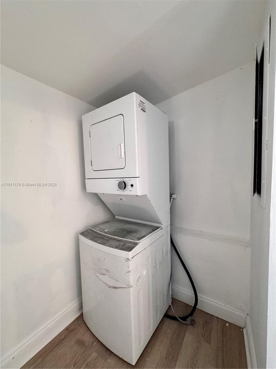 合同活跃: $499,000 (3 贝兹, 2 浴室, 936 平方英尺)