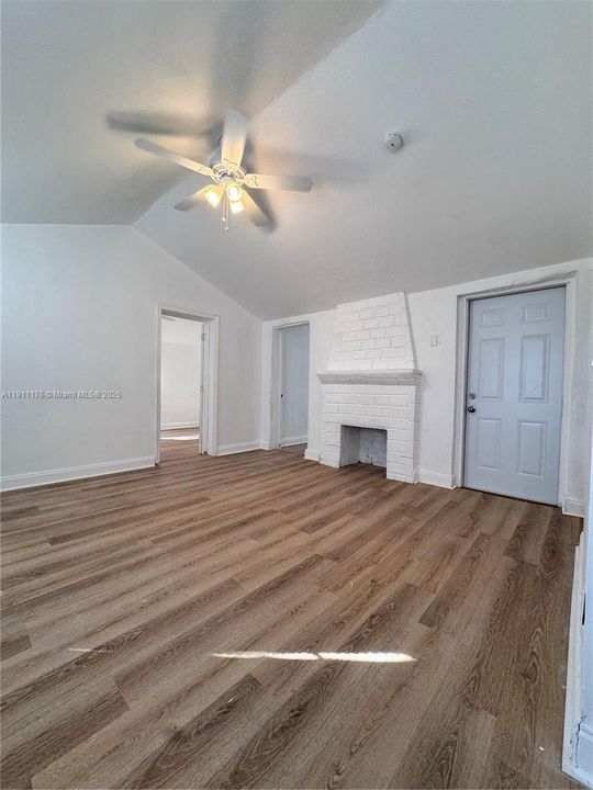 合同活跃: $499,000 (3 贝兹, 2 浴室, 936 平方英尺)