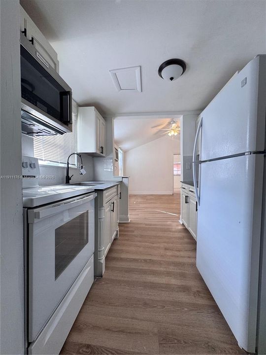 合同活跃: $499,000 (3 贝兹, 2 浴室, 936 平方英尺)