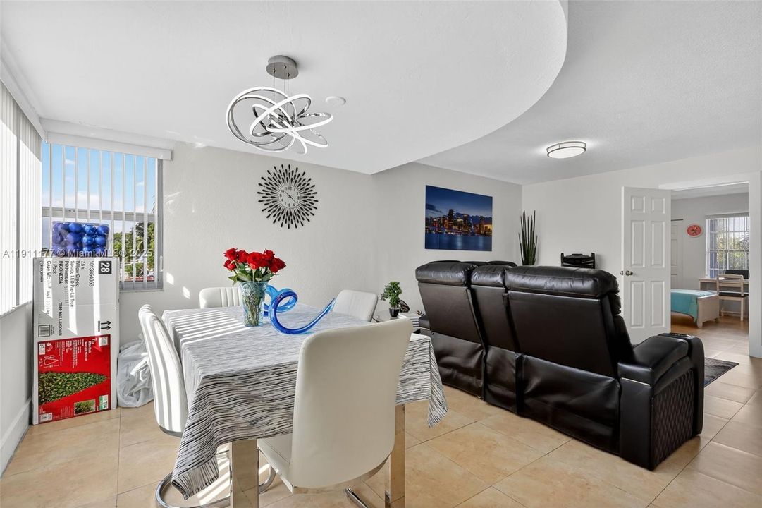 待售: $270,000 (2 贝兹, 1 浴室, 935 平方英尺)