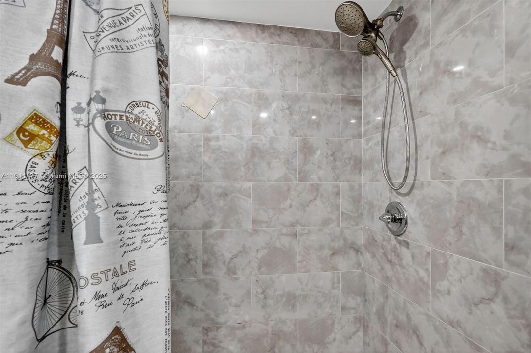 待售: $270,000 (2 贝兹, 1 浴室, 935 平方英尺)