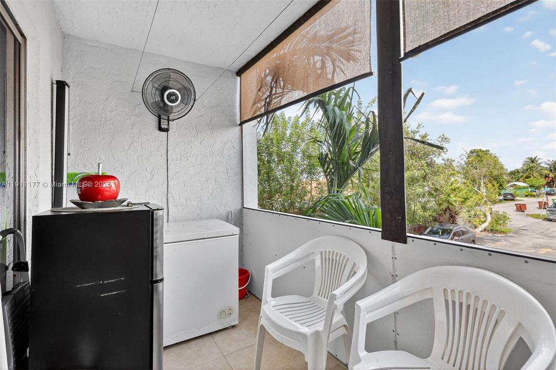 待售: $270,000 (2 贝兹, 1 浴室, 935 平方英尺)