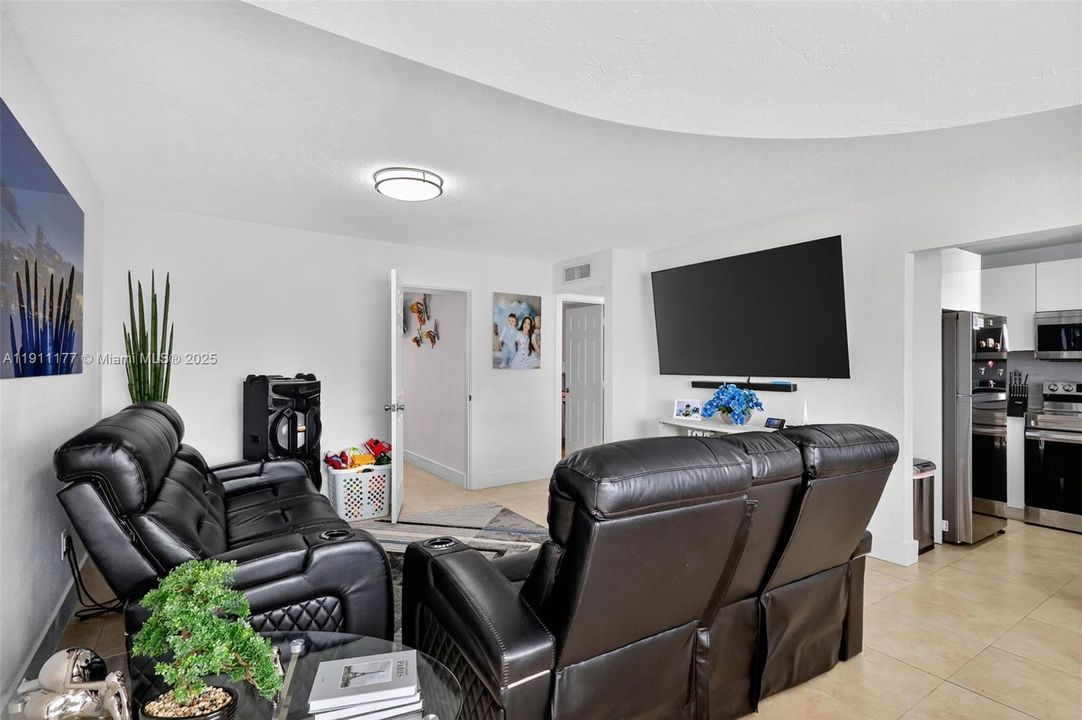 待售: $270,000 (2 贝兹, 1 浴室, 935 平方英尺)