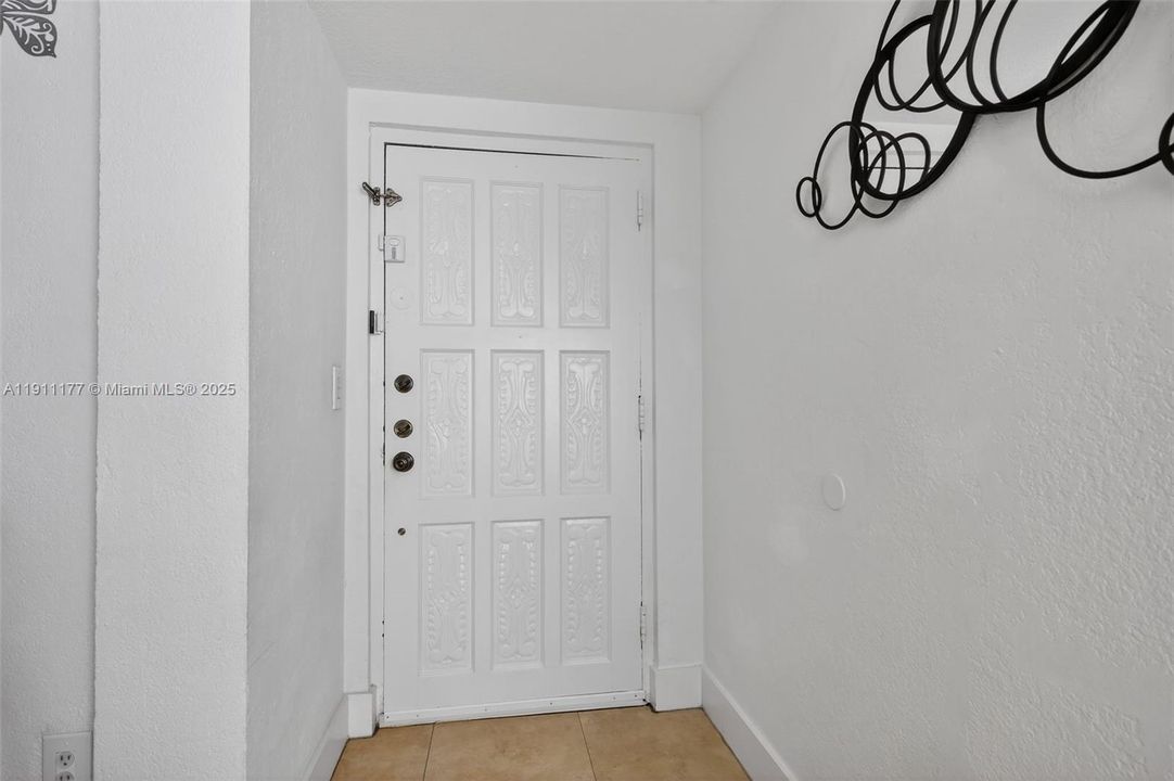 待售: $270,000 (2 贝兹, 1 浴室, 935 平方英尺)