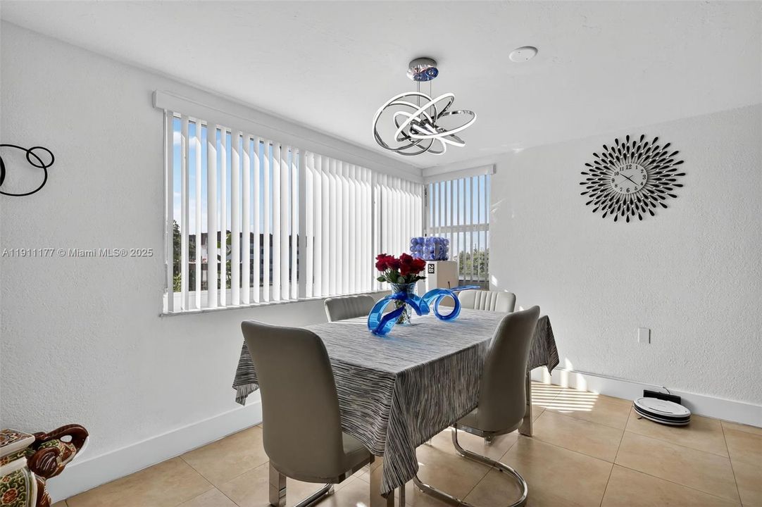 待售: $270,000 (2 贝兹, 1 浴室, 935 平方英尺)