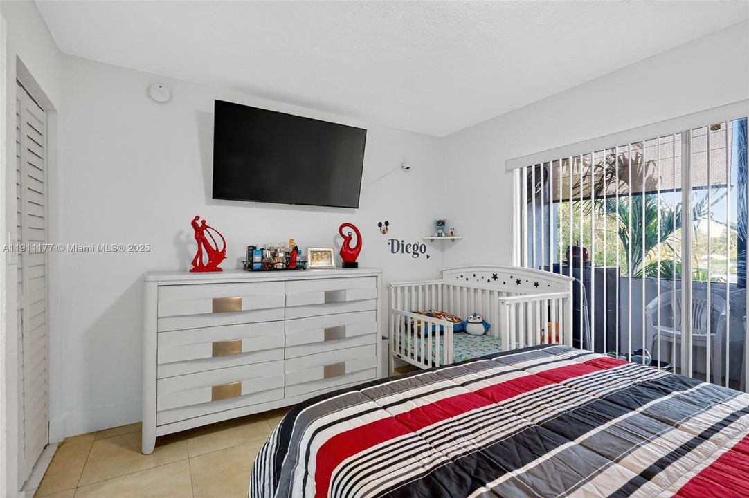 待售: $270,000 (2 贝兹, 1 浴室, 935 平方英尺)