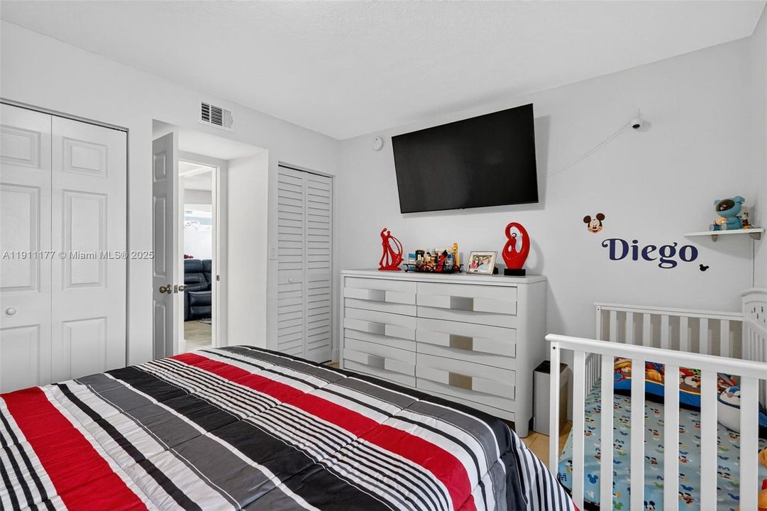 待售: $270,000 (2 贝兹, 1 浴室, 935 平方英尺)