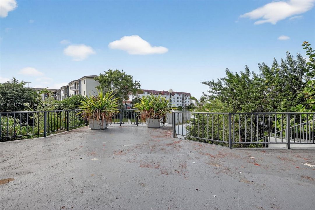 待售: $270,000 (2 贝兹, 1 浴室, 935 平方英尺)