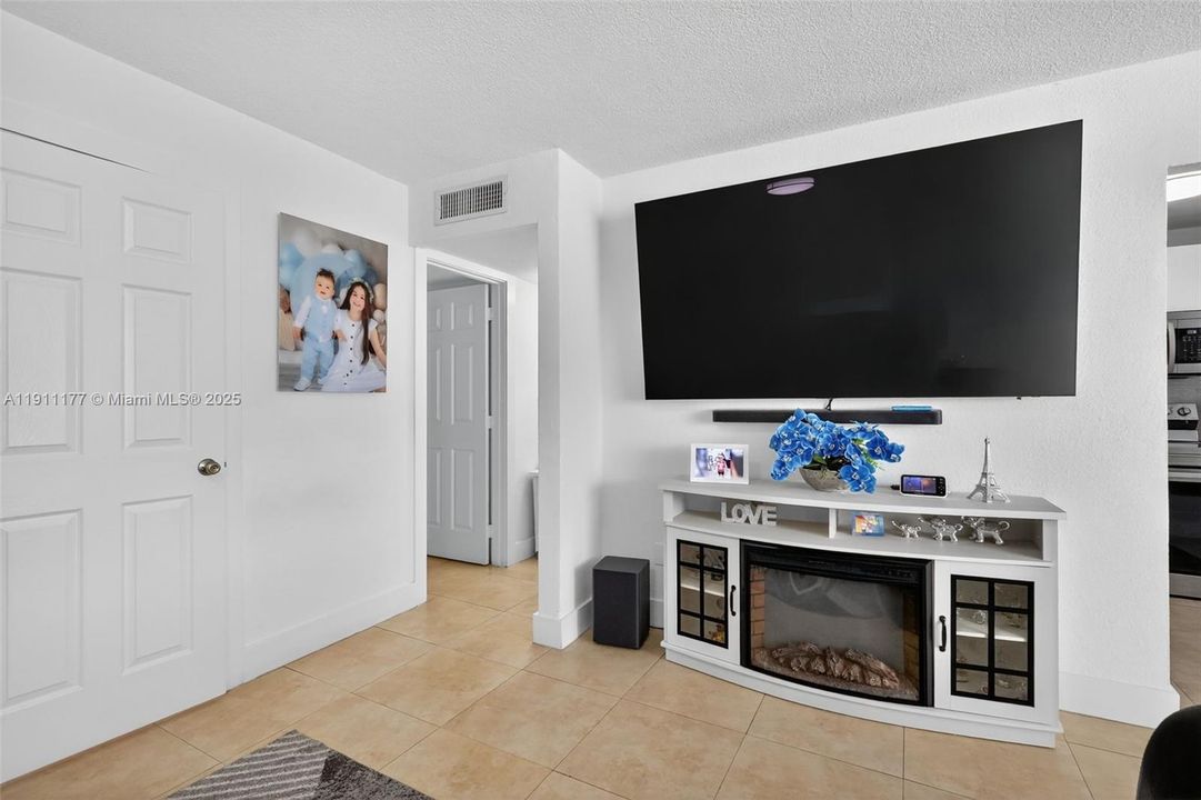 待售: $270,000 (2 贝兹, 1 浴室, 935 平方英尺)