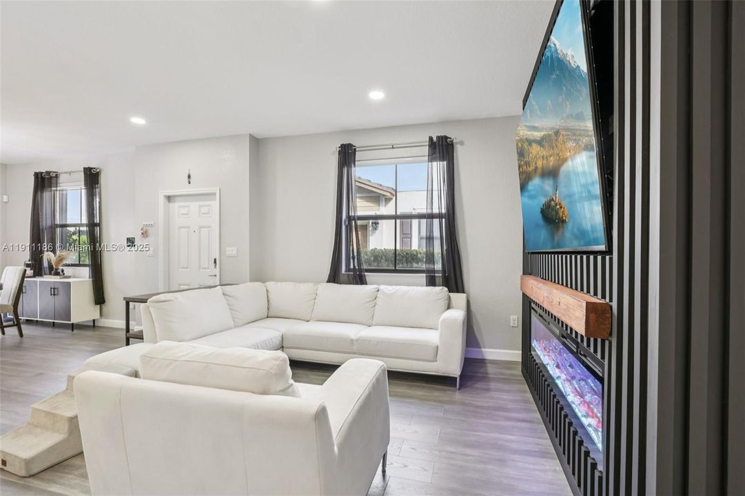 合同活跃: $550,000 (3 贝兹, 2 浴室, 1863 平方英尺)