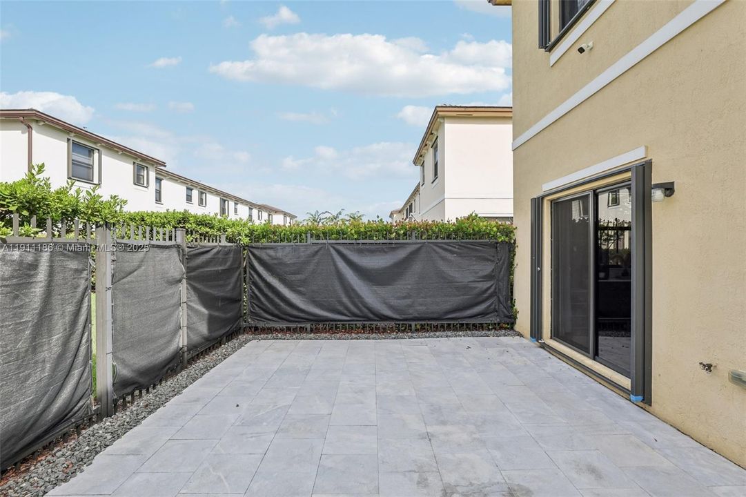 合同活跃: $550,000 (3 贝兹, 2 浴室, 1863 平方英尺)