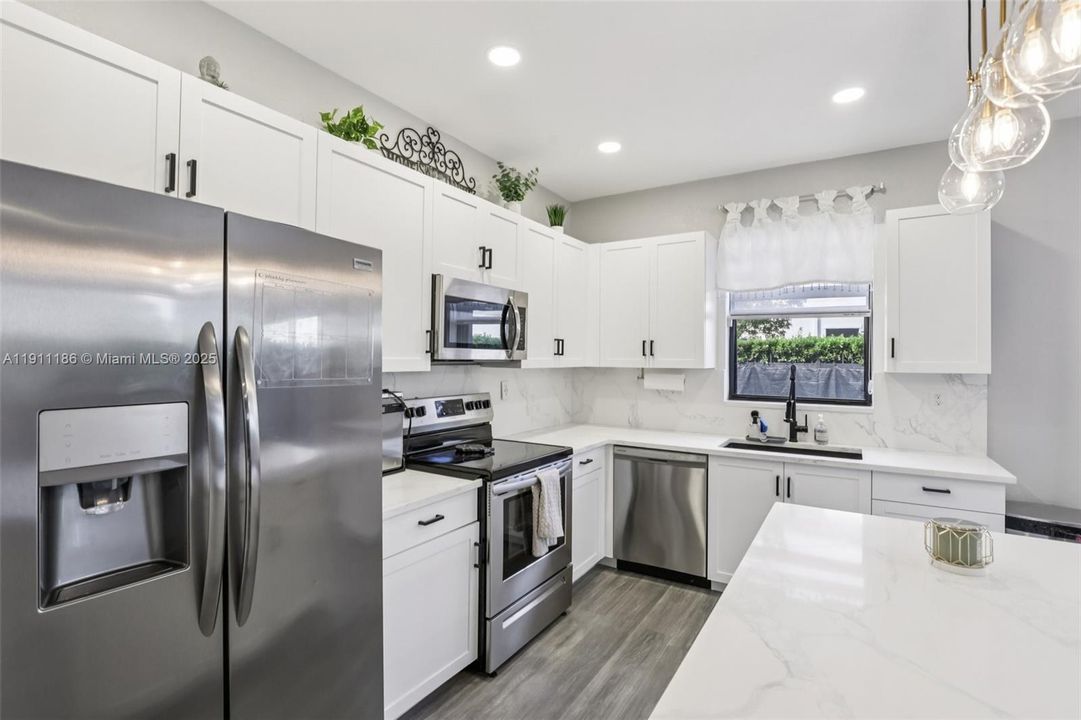 合同活跃: $550,000 (3 贝兹, 2 浴室, 1863 平方英尺)