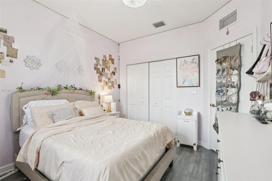 合同活跃: $550,000 (3 贝兹, 2 浴室, 1863 平方英尺)