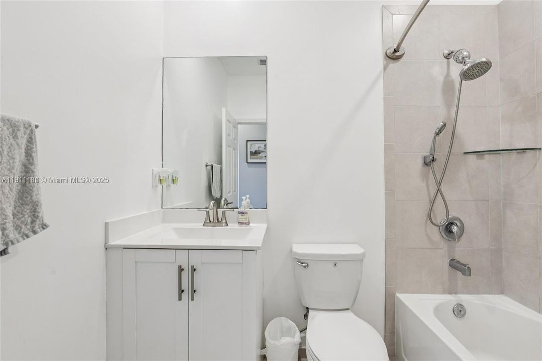 合同活跃: $550,000 (3 贝兹, 2 浴室, 1863 平方英尺)