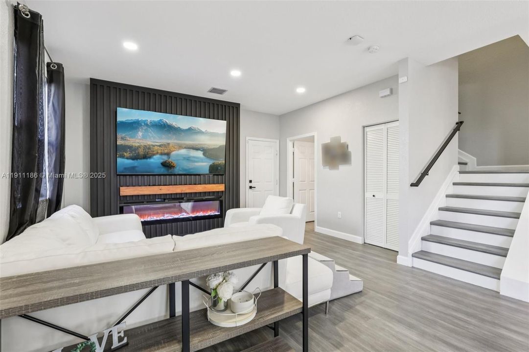 合同活跃: $550,000 (3 贝兹, 2 浴室, 1863 平方英尺)