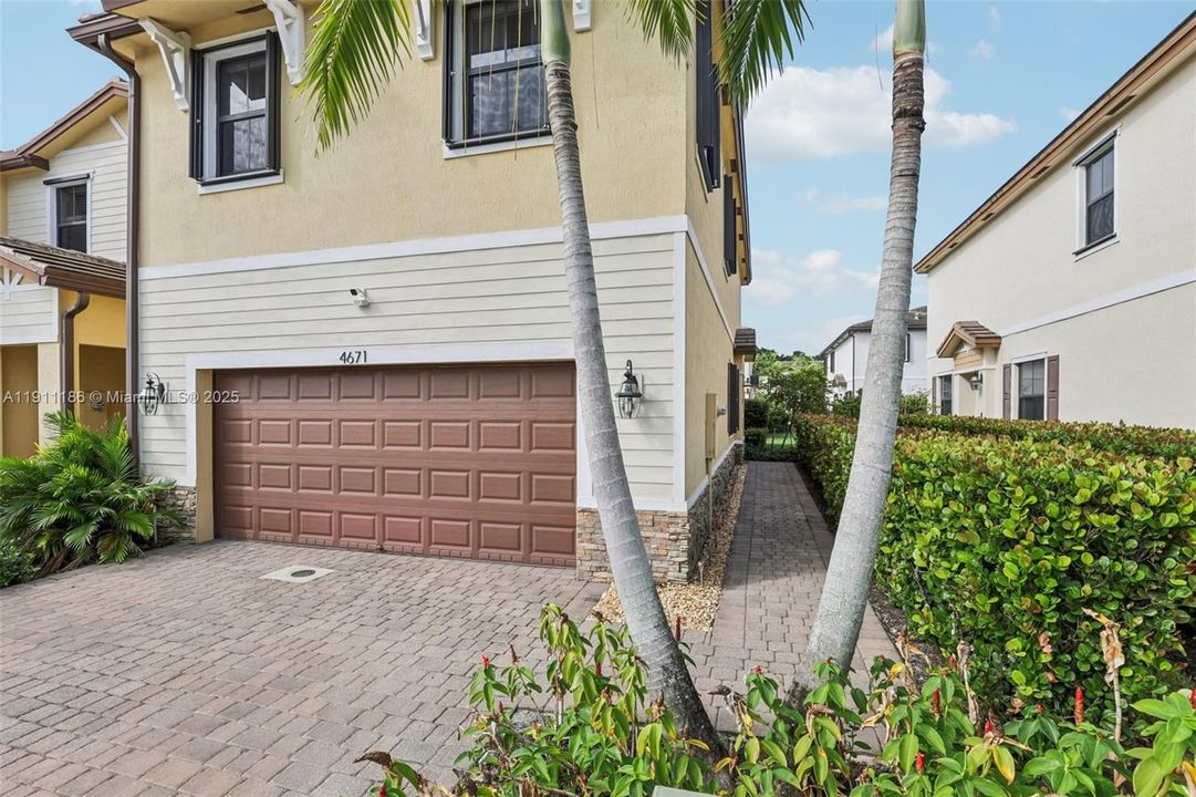 合同活跃: $550,000 (3 贝兹, 2 浴室, 1863 平方英尺)