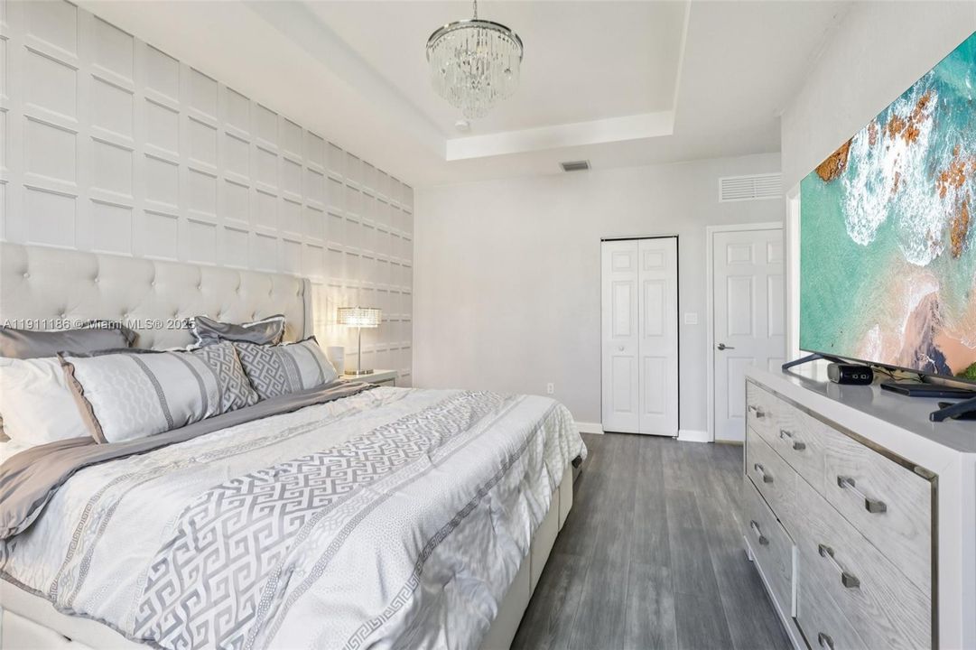 合同活跃: $550,000 (3 贝兹, 2 浴室, 1863 平方英尺)